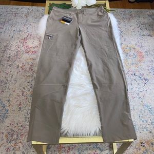 NWT. Eddie Bower Women's Adventure Convertible Rollup Pants with Pockets Size 4